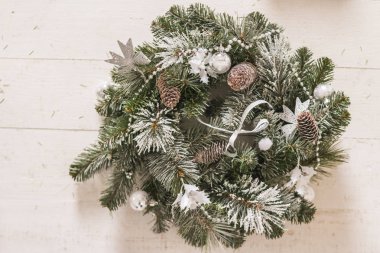 Rustik ahşap bir arka plan da Noel çelengi.ev yapımı Noel çelengi. Kış tatilleri dekorasyon. Kış tatilleri için dekore edilmiş ev.