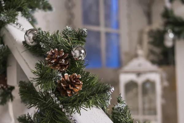 休日のために飾られた家の入り口。クリスマスの飾り手すりにモミの木の枝やライトの花輪.手すり装飾、階段、家への入り口。クリスマスの飾り. — ストック写真