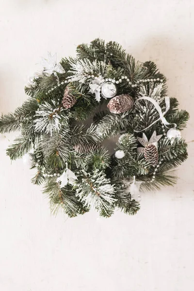 素朴な木製の背景にクリスマスリース.自家製クリスマスリース。冬休みの装飾。クリスマス休暇のための自然な花輪の装飾が付いているドア。スペースのコピー. — ストック写真