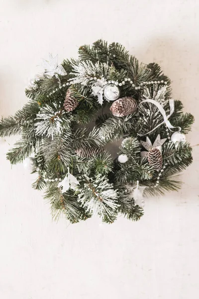 Rustik ahşap bir arka plan da Noel çelengi.ev yapımı Noel çelengi. Kış tatilleri dekorasyon. Noel tatili için doğal çelenk dekorasyonlu kapı. Kopyalama alanı.