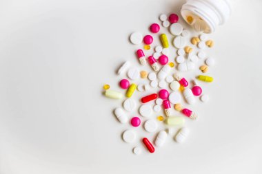 Tıbbi kapsül. İlaç ilaç. Antibiyotik ağrı kesici veya narkotik. Birçok farklı renkli hapları. Eczane küme. Seçici odak. sağlıksız yaşam tarzı kavramı. Uzay kopyalayın. Seçici odak