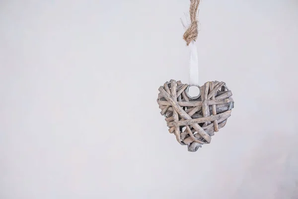 Decorazione cuore in legno, retrò giocattolo di legno. cuore intrecciato isolato su sfondo bianco. sfondo di San Valentino, 14 febbraio concettuale.Inverno, Natale, Capodanno decorazione legno pino — Foto Stock