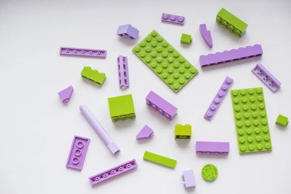 Construção criativa a partir de tijolos de construtores brilhantes.blocos de construção de brinquedos plásticos.Construção criativa a partir de tijolos de construtores brilhantes.Aprendizagem precoce. Desenvolvendo toys.Copy espaço.Infância feliz . — Fotografia de Stock