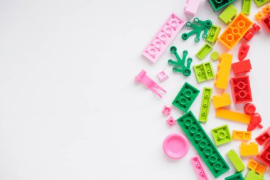 Saint-Petersburg, Rusya,9 Temmuz 2019. Lego küpleri. Küçük çocuklar için eğitici çocuk oyuncakları. Beyaz arka plan üzerinde izole bina için renkli plastik bloklar. Mutlu Childhood.Top renkli görünümü