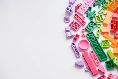 Saint-Petersburg, Rusya,9 Temmuz 2019. Lego küpleri. Küçük çocuklar için eğitici çocuk oyuncakları. Beyaz arka plan üzerinde izole bina için renkli plastik bloklar. Mutlu Childhood.Top renkli görünümü