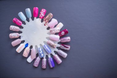 Farklı renklerde tırnak renk örnekleri. Farklı soğutucularda boyanmış yapay tırnakların büyük koleksiyonu. Tırnak güzellik salonu. Renkli tırnak lake manikür swatches. Tırnak sanat tekerleği üst görünümü