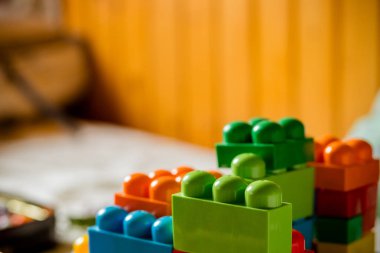 bina kiti. inşaat için plastik renk çocuk tasarımcısı farklı bir formun ayrıntıları. çocuklar için yapıcı unsurlar. Çocuklar için plastik yüksek kaliteli yapıcı. Erken öğrenme