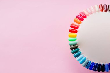 Tırnak sanat tasarım tekerleği. Manikür için sahte çivi seti. Tırnak boyama için vernik renk paleti. Şeffaf olarak yapay çivi. test çiler tırnak Lehçe.Copy alanı