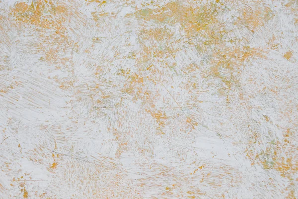 Kunstwerk. Nahaufnahme abstrakter weißer Aquarellmalerei auf orangefarbenem und gelbem Hintergrund, Pinselstriche in heißen Tönen. Farbspritzer auf Papier, von Hand gezeichnet, Textur für die Gestaltung von Bannern — Stockfoto