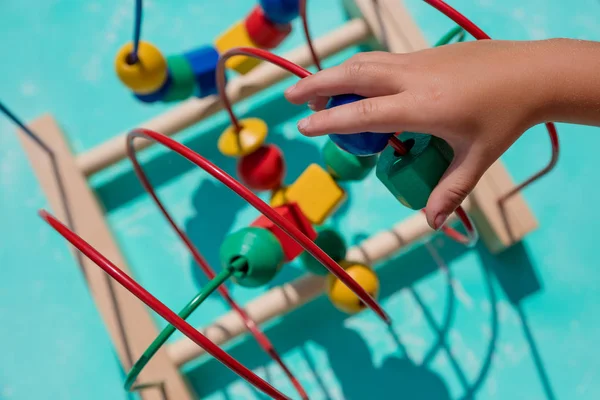 Лабиринт с разноцветными головоломками на деревянной оживленной доске - образовательная игрушка для детей. Игрушка для развлечения детей.Обучающая деревянная логическая игрушка с дорожками в детском саду . — стоковое фото