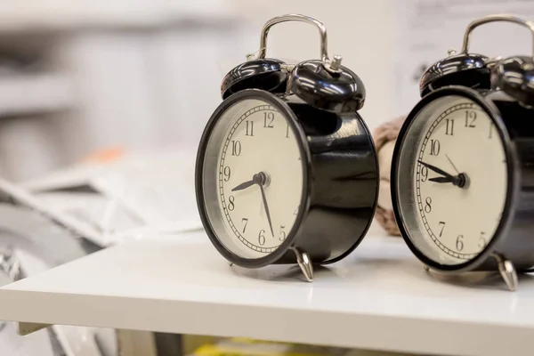 Estilo mínimo con el viejo reloj despertador, en blanco y negro, mostrando casi 9 oclock.waiting para una llamada importante, cuenta regresiva. . —  Fotos de Stock
