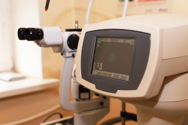 oftalmolojireftometre göz test makinesi. Modern oftalmoloji kliniği. Göz görme ve göz sağlığını kontrol etmek için araçlar.optik alet parçası