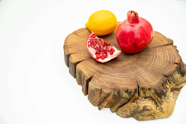 O grupo de vário fruto compõe-se a metade de tangerina, limão. fruta fresca na mesa de madeira, tábua de madeira isolada com espaço para cópia, vitamina c de frutas. Alimentação saudável, conceito de dieta . — Fotografia de Stock