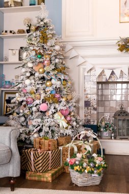 02.02.2019, Saint-Petersburg, Rusya, Noel ağacı, dekoratif elementler, iç tasarım, sihirli atmosfer ile süslenmiş narin ışık renklerinde güzel bir oda tasarımı. pastel renkler