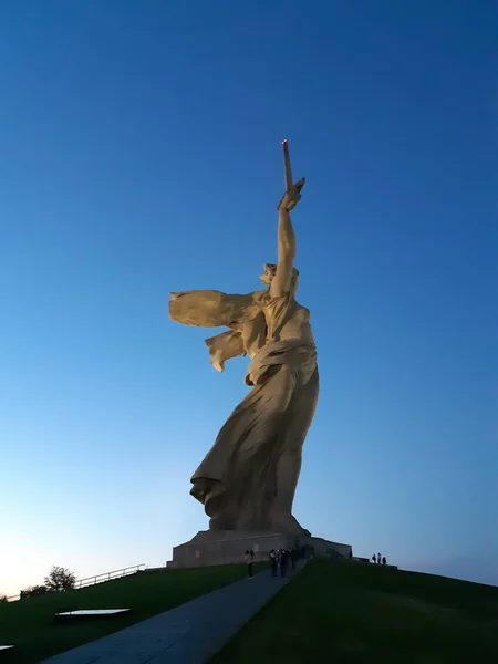 Monumento Estancia a la muerte en Mamaev Kurgan por la noche, Volgogrado, Rusia.Estatua de la patria. Monumento a la guerra de Mamaev Hill en Volgogrado, Rusia. Monumento turístico popular . —  Fotos de Stock