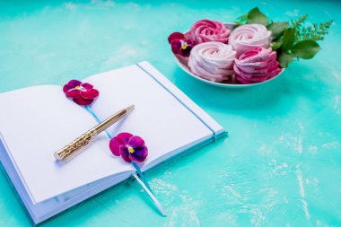 Boş sayfaları ve beton zemin üzerinde pembe kremalar ile düz yatıyordu. Genel görünüm, kopyalama alanı. Blogger 'ın çalıştığı yer. Güzel anılar. Gelecek için planlar. Önemli düşünceler..