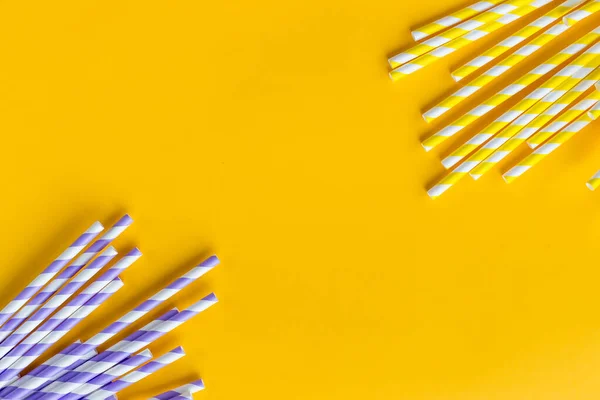 Patrón de celebración plana laica, celebración de vacaciones bebiendo cóctel straws.Template para tarjeta de felicitación, design.Eco, reutilizable, papel, paja rayada para beber jugo o cóctel sobre fondo amarillo — Foto de Stock