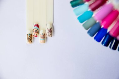 Noel Tırnak Sanatı Manikürü. Kış tatili tarzı parlak manikür mücevherli Noel ağacı ve kar taneleriyle. Bir şişe oje. Manikür Tasarımı. Noel süslemeleri. Yer kopyala