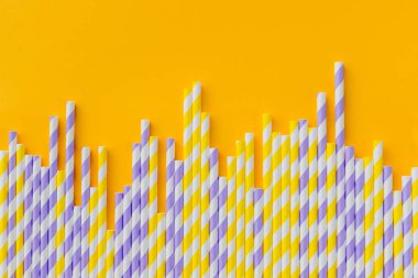 Sarı arka planda saman içen beyaz şeritli kağıt sırası. Doğum günü partisi bebek partisi davetiyesi eğlenceli çocuklar tatil konsepti. Minimalist stili. Boşluğu kopyala