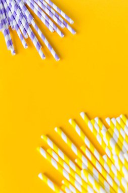 Kutlama şablonu düzleşmesi, bayram kutlamaları için kokteyl pipetleri. Tebrik kartı, tasarım. Eko, yeniden kullanılabilir, kağıt, şeritli kamış, sarı arka planda meyve suyu ya da kokteyl içmek için.