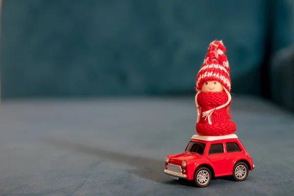Винтажные рождественские открытки фон. Миниатюрный антикварный автомобиль с рождественской игрушкой, эльф на крыше. Принято. Миниатюрный красный автомобиль — стоковое фото