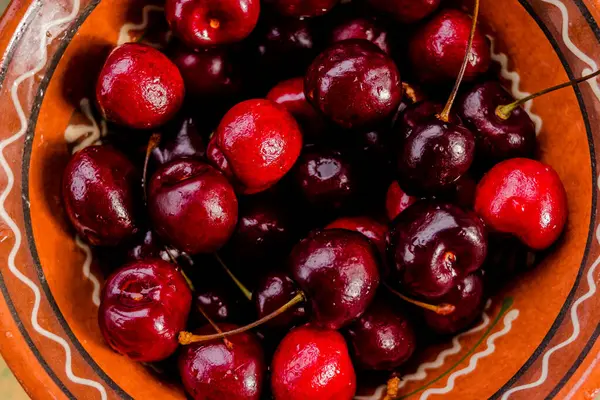 Cerejas vermelhas frescas. Antioxidante, natural, orgânico, vitamina berry. Foco seletivo. Gotas de água na superfície das bagas. Macro fundo. Bagas vermelhas maduras, verão — Fotografia de Stock