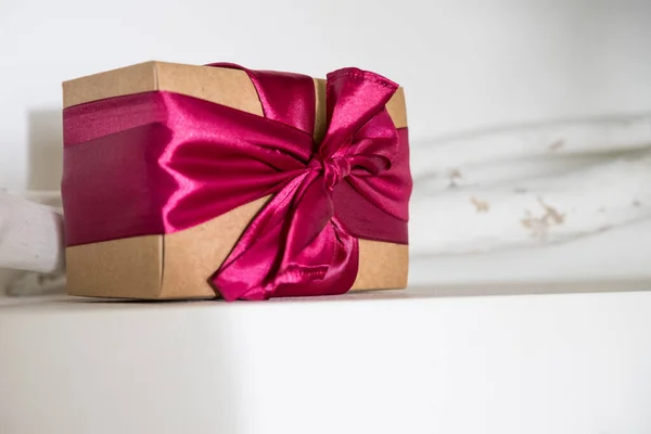 Caja de regalo vintage envuelta con lazo de cinta roja, aislada en blanco.Hermosa caja de regalo con abrumador arco aislado.Vacaciones. Navidad. Día de San Valentín. Día de la Mujer. Día de las madres . —  Fotos de Stock