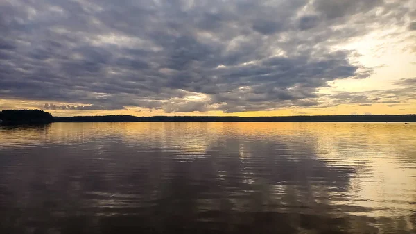Coucher de soleil sur la côte du lac pacifique.reflet dans l'eau.Silent Place.Sky avec des nuages colorés étonnants. Réflexions d'eau.Papier peint artistique magique.Rêve, ligne.Créatif . — Photo
