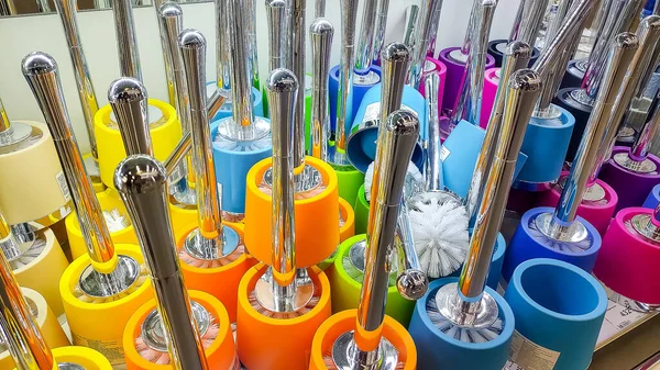 Verschiedene Arten von Toilettenbürsten unterschiedlicher Größe, Form und Farbe stehen im Supermarkt.Toilettenreinigung, Konzept für Hausreinigung und häusliche Aufgaben — Stockfoto