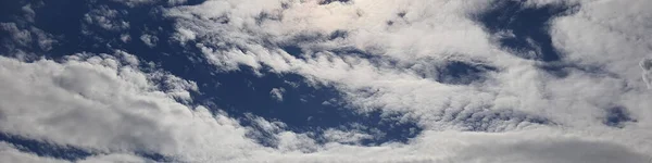 Panorama do céu nublado azul.Céu azul com sol brilhante como fundos abstratos — Fotografia de Stock