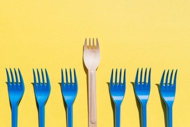Ahşap çatal bıçak takımı, ahşap yemek çubukları ve plastik çatal bıçak takımı. Yeniden kullanılabilir - kapalı ve açık havada kullanım için sürdürülebilir ürünler. Yeşil kağıt arkaplan
