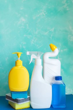 Beyaz arka planda çeşitli plastik şişeler ve kaplar ile temizlik kavramı