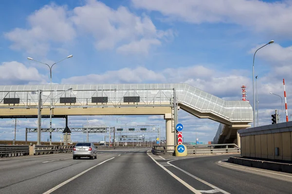 São Petersburgo, 1 de maio de 2020.Atravessamento pedestre sobre rodovia. construção coberta para a passagem segura da estrada.ponte para a segurança dos peões . — Fotografia de Stock