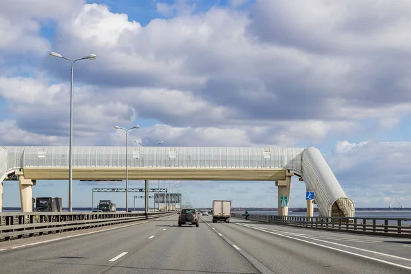 São Petersburgo, 1 de maio de 2020.Atravessamento pedestre sobre rodovia. construção coberta para a passagem segura da estrada.ponte para a segurança dos peões . — Fotografia de Stock