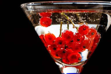 Frenk üzümü, servis için yararlı, yaz meşrubatları. Frenk üzümlü, köpüklü limonata. Tatlı soda vitaminleri sağlıklı yaşam için içilir. Sağlıklı beslenme. diyet ve detoks kavramı