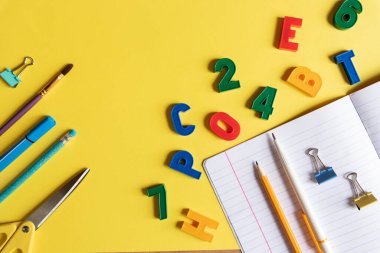 Okula dönelim. Okul gereçleri ve renk arkaplanı kırtasiyesi.