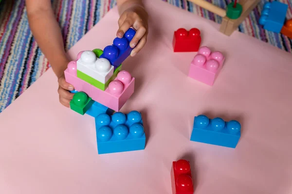 Lchild brincando com blocos de brinquedos de construção, construindo uma torre no jardim de infância. Crianças na creche. Criança e brinquedos.Brinquedo educativo para pré-escola e jardim de infância child.Development Concept — Fotografia de Stock