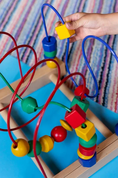 Ребенок ручной игры и обучения с бусинками горки игрушки. Выборочная игрушка Focus.Logic с палочками и сферами, кубиками. — стоковое фото