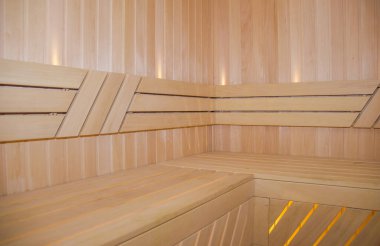 Çam ağacından yapılmış geleneksel ahşap sauna. Klasik sauna içi, temiz, kuru banklar. Sıcak spa tedavisi için modern banyo. Otel ya da konut saunasında samimi Finlandiya saunası.