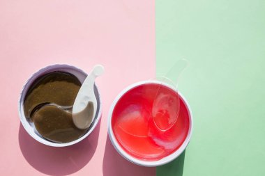 Sağlıklı ve taze deri için kolajen. Cilt bakımı konsepti, yaşlanma önleyici göz maskesi, hidrojel bantlar. Göz ve yüz için yamalar. Göz pedleri.