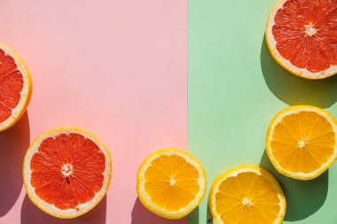 Yapraklı, greyfurtlu, portakallı, mandalinalı, tropikal meyvelerden oluşan yaratıcı bir arka plan