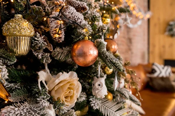 クリスマスの黄金のライトとクリスマスボールと装飾の詳細。黄金と青銅のクリスマスの背景-ボール、ギフトボックス、ポインセチアの枝、ガーランド — ストック写真