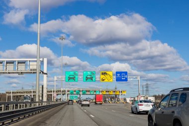 Moskova, Rusya, 22 Mayıs 2020. Otoyol gişesi, otoyoldaki otomobiller ekspres yolda ücretli geçiş ücreti. Otomatik ödeme noktası. Dönüş. Otoyol ücreti ve hız sınırı