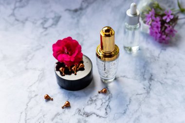 Cam şişede damlatıcı, nemlendirici ve iyileştirici mermer kaplama C vitamini. Evde bakım için vitamin kapsülleri krem ya da öze katkı sağlar. Tedavi yüz özü yağı,