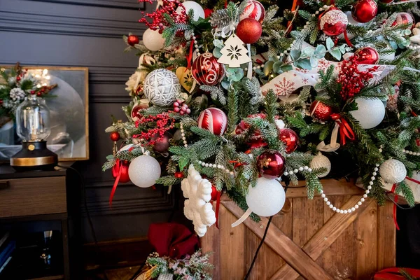 Bolas vermelhas e douradas de decoração de árvore de Ano Novo em colors.holiday clássico, presentes, caixa de presente, bela árvore de Natal com brinquedos coloridos, style.decorations vintage nos ramos de abeto — Fotografia de Stock