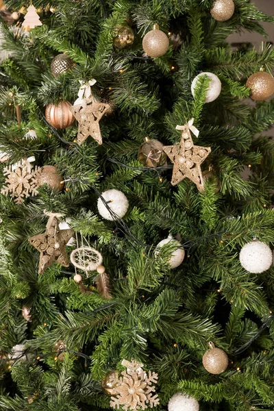 Interiota con albero di Natale decorato con palline bianche e dorate e stelle dorate. Ornamenti dell'albero di Natale in bronzo e oro tones.holiday concetto — Foto Stock