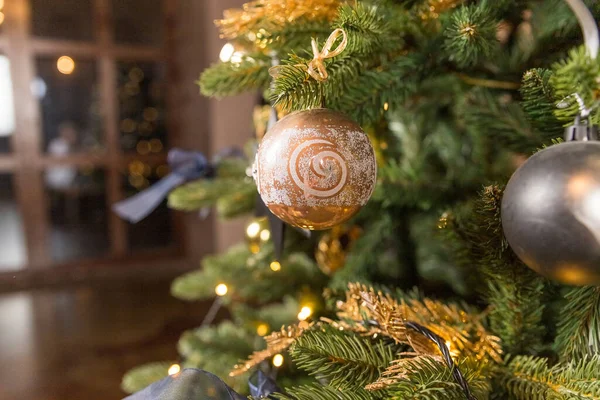 Belos Natal de prata dourada e preto deco bugigangas no ramo da árvore de Natal. Design de interior.Cartão de Ano Novo Decoração de Natal em ouro, preto e branco. Cenário de Ano Novo Moderno. — Fotografia de Stock