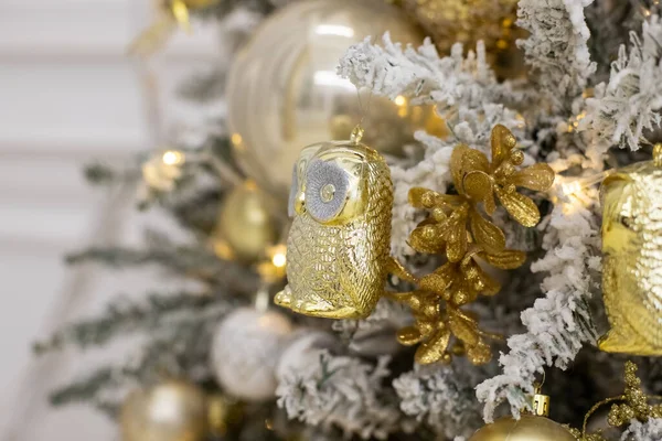 Albero di Natale decorato con ornamento patchwork oro artificiale e palle bianche e grandi regali regalo per il nuovo anno isolato su rami di abete bianco background.abete con ornamenti natalizi. — Foto Stock