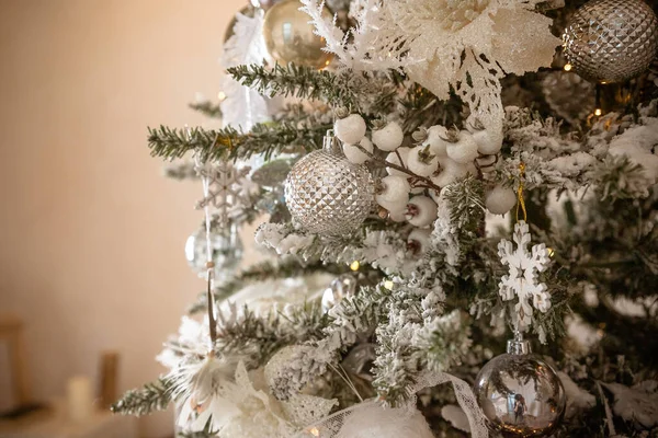 モミの枝、銀のクリスマスボールとギフトボックスとクリスマスの装飾銀と白のボールとガーランドで飾られた美しい緑のクリスマスツリー。お祭りの背景. — ストック写真