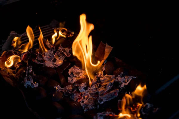 Barbecue Fuoco Grill su sfondo nero. carbone ardente. Focus è sui carboni ardenti nel fuoco.bruciante sfondo carbone con fuoco e scintille. — Foto Stock